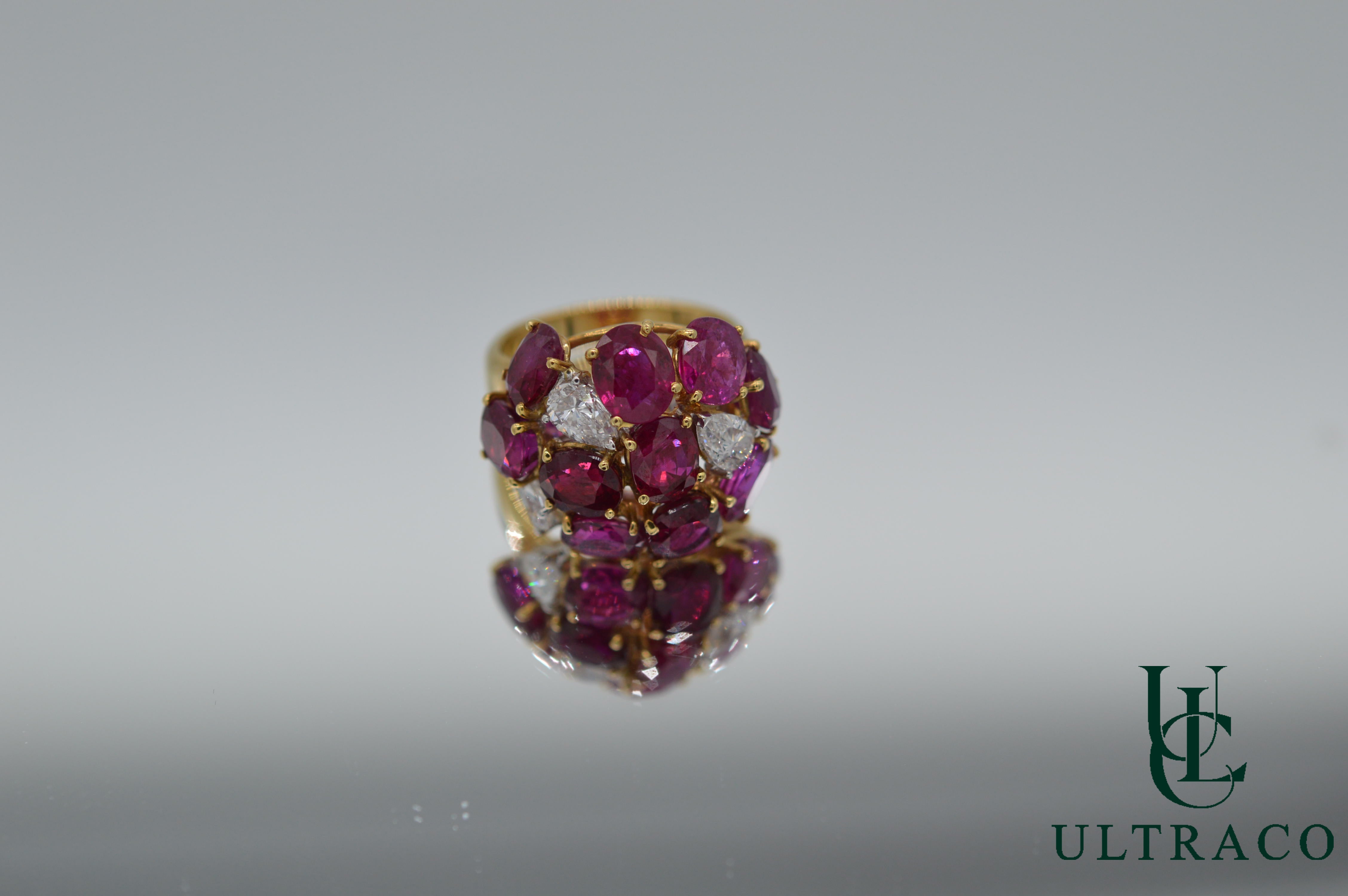 Rubis birman avec motif de fleur de diamants dans une bague en or blanc 18 carats