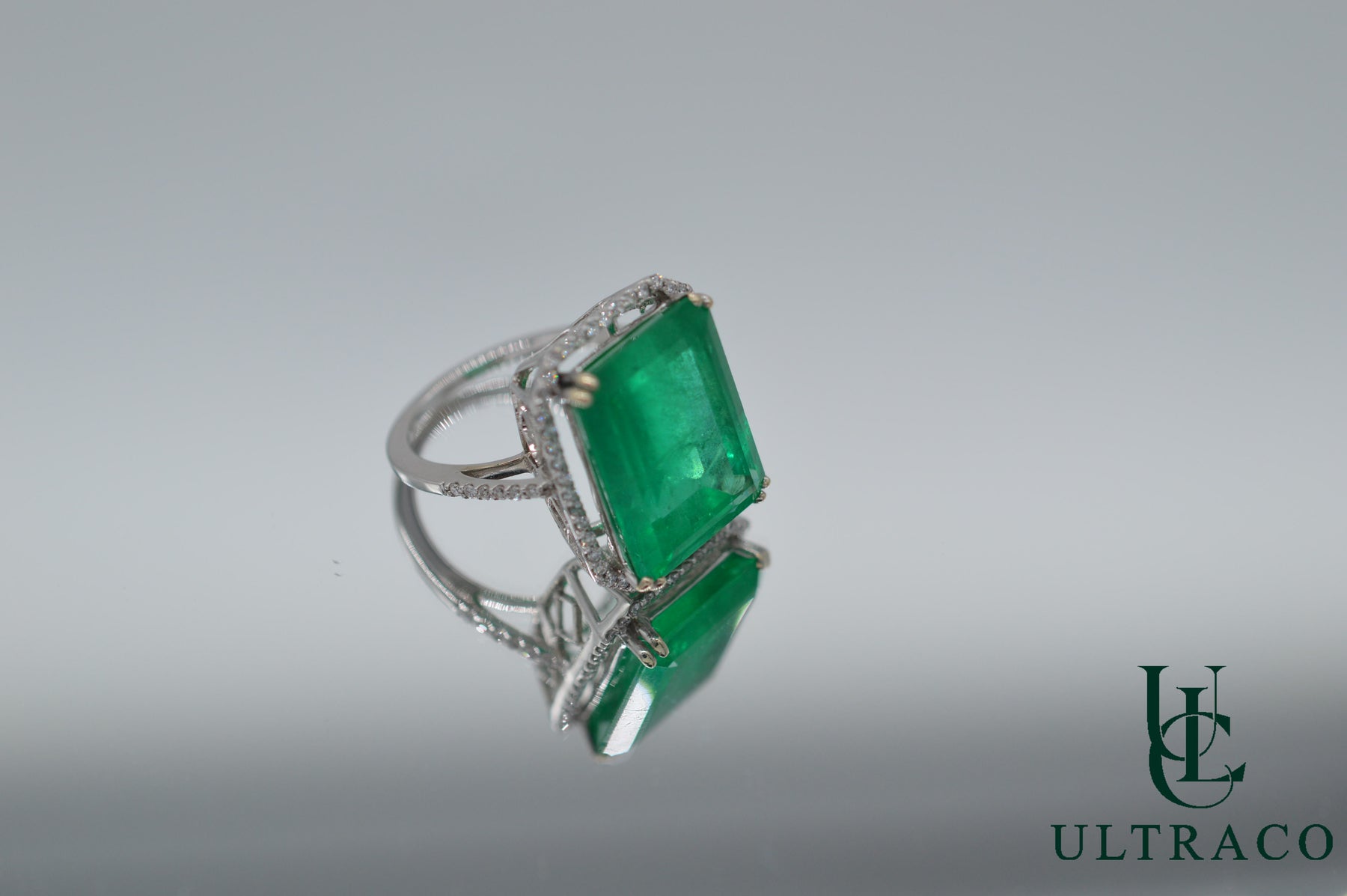 Colombian Emerald With Diamond Set In 18K White Gold