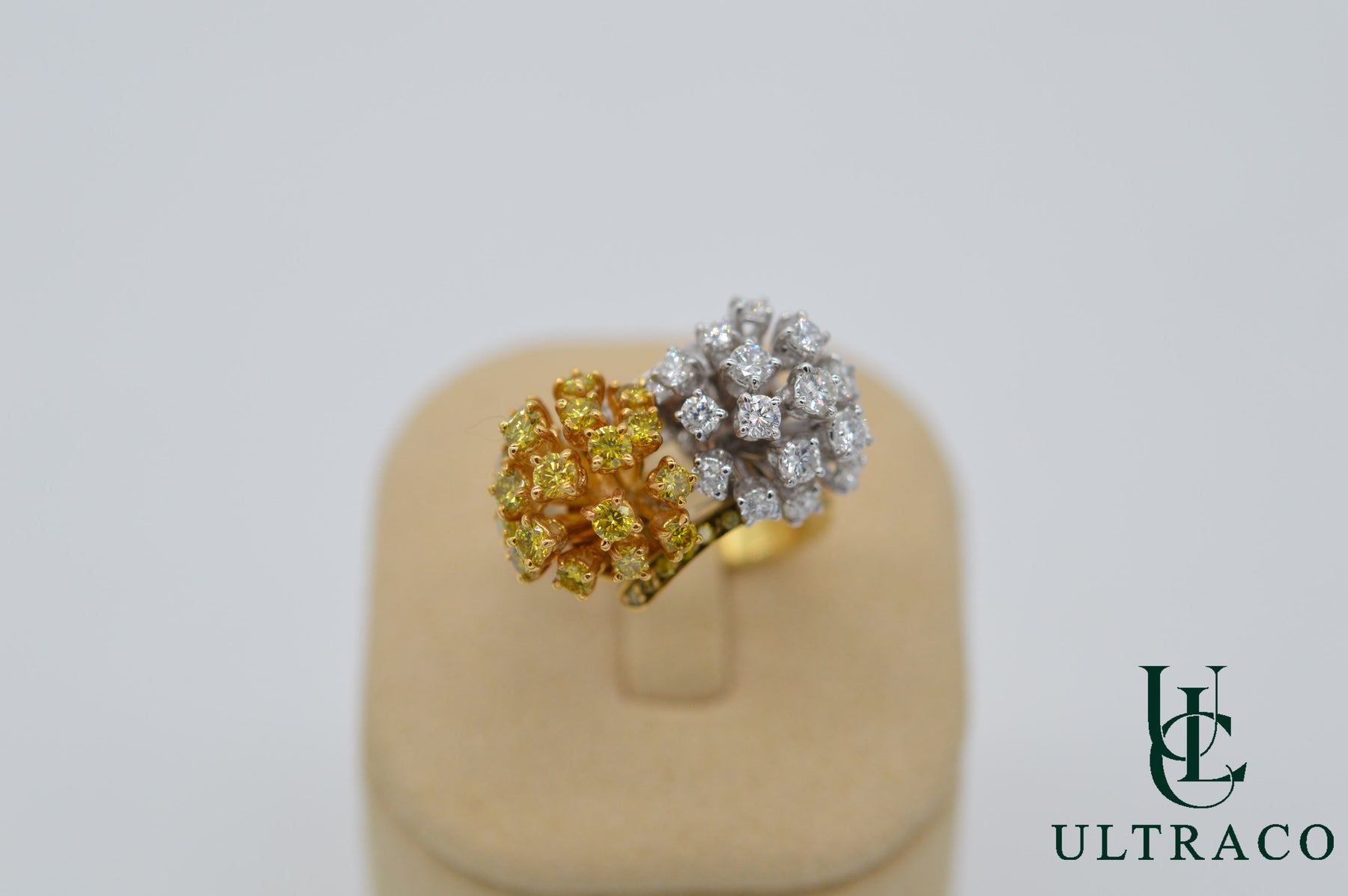 White & Yellow Diamonds Moving Flower Patern In 18K Gold Ring